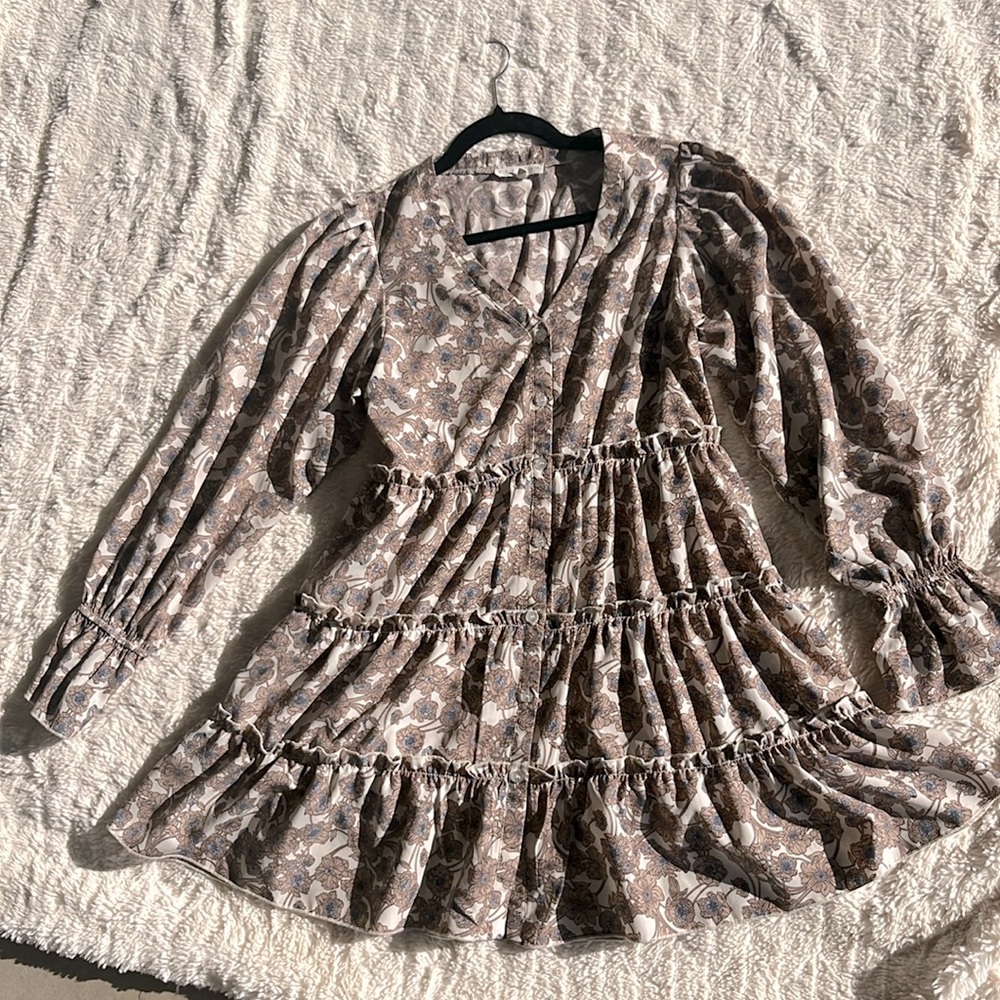 Promesa Long Sleeve Floral flowy button front dress/ruched detail. Size Small.